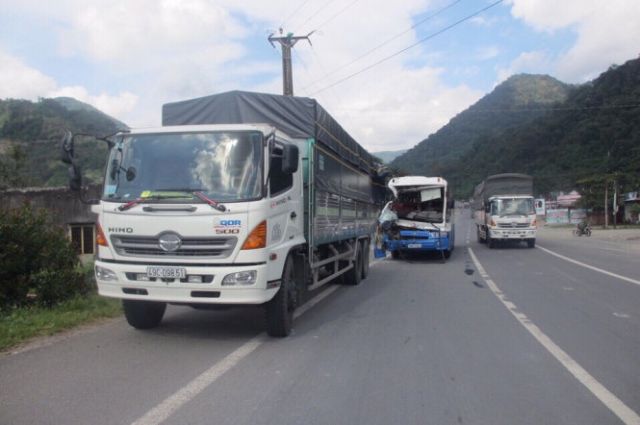 Truck save The Passenger bus on Bao Loc Bus