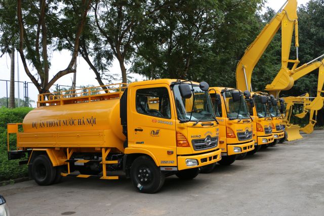 HINO BÀN GIAO 04 XE CHUYÊN DỤNG CHO DỰ ÁN THOÁT NƯỚC HÀ NỘI