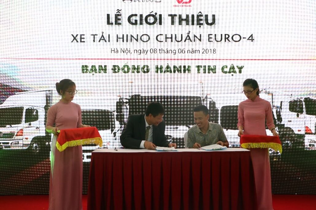 HINO MOTORS VIETNAM&#8217;S NEW EURO 4 TRUCK LINE UP IS INTRODUCED AT VIET DANG DEALER