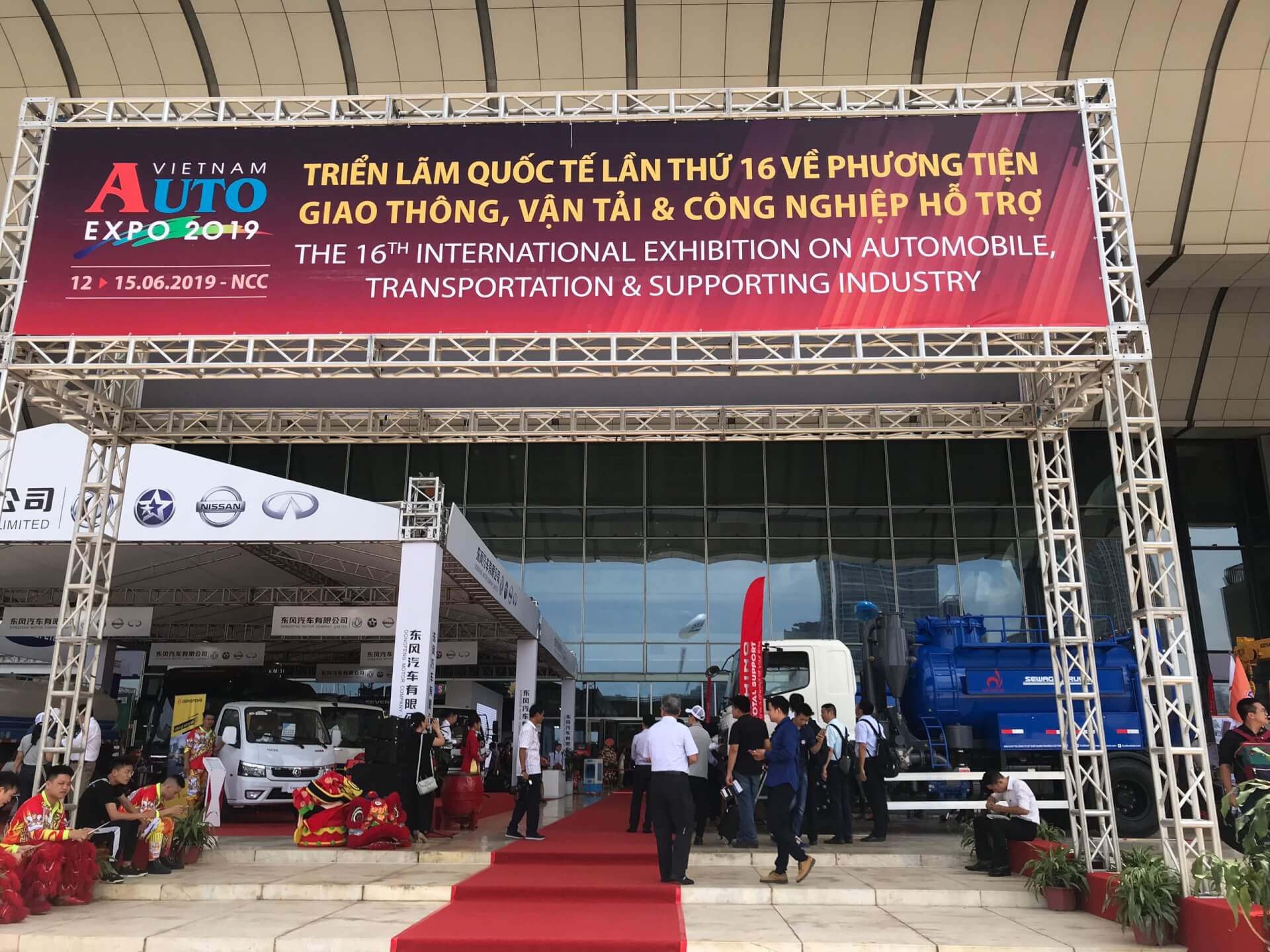 HINO TRUCKS ATTRACT THE ATTENTION OF VISITORS AT THE VIETNAM AUTOEXPO 2019 EXHIBITION.