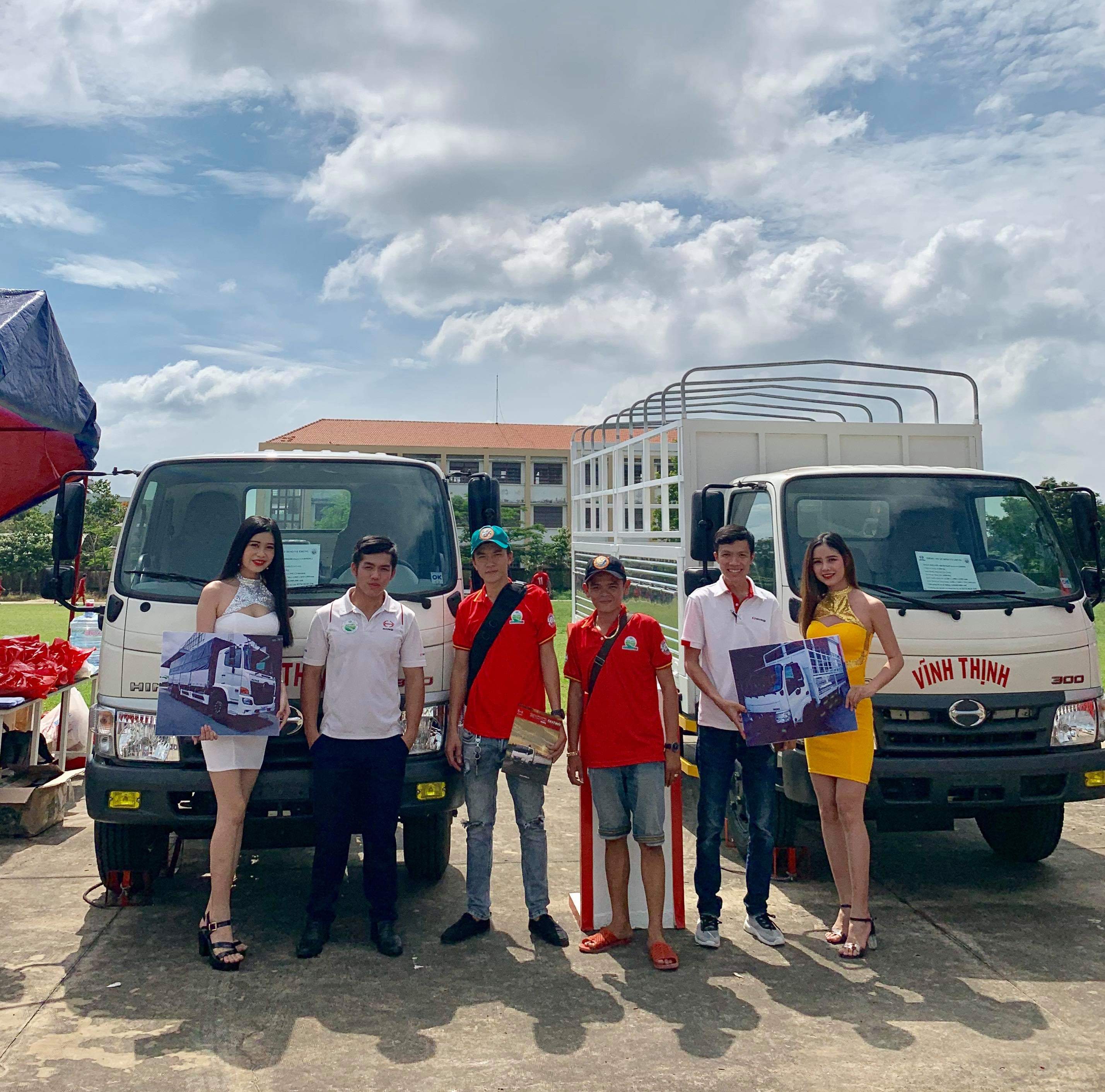 HINO TRUCK AT &#8220;FRIENDS ON THE LONG JOURNEYS&#8221; CLUB OFFLINE MEETING