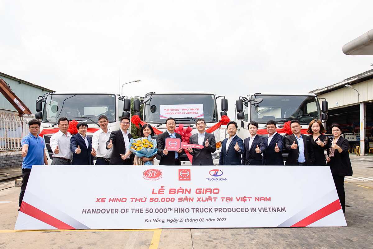 THE 50,000TH TRUCK PRODUCED BY HINO MOTORS VIETNAM WAS HANDED OVER TO BINH VINH JOINT STOCK COMPANY