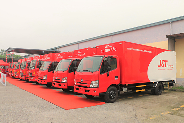 TRUCK HANDOVER CEREMONY BETWEEN HINO DEALER AND J&#038;T EXPRESS