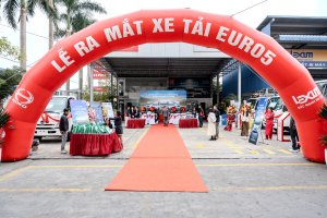 CONTINUING THE SERIES OF EVENTS FOR THE LAUNCH OF HINO EURO5 TRUCKS AT HINO LEXIM AND HINO VIET DANG DEALERS