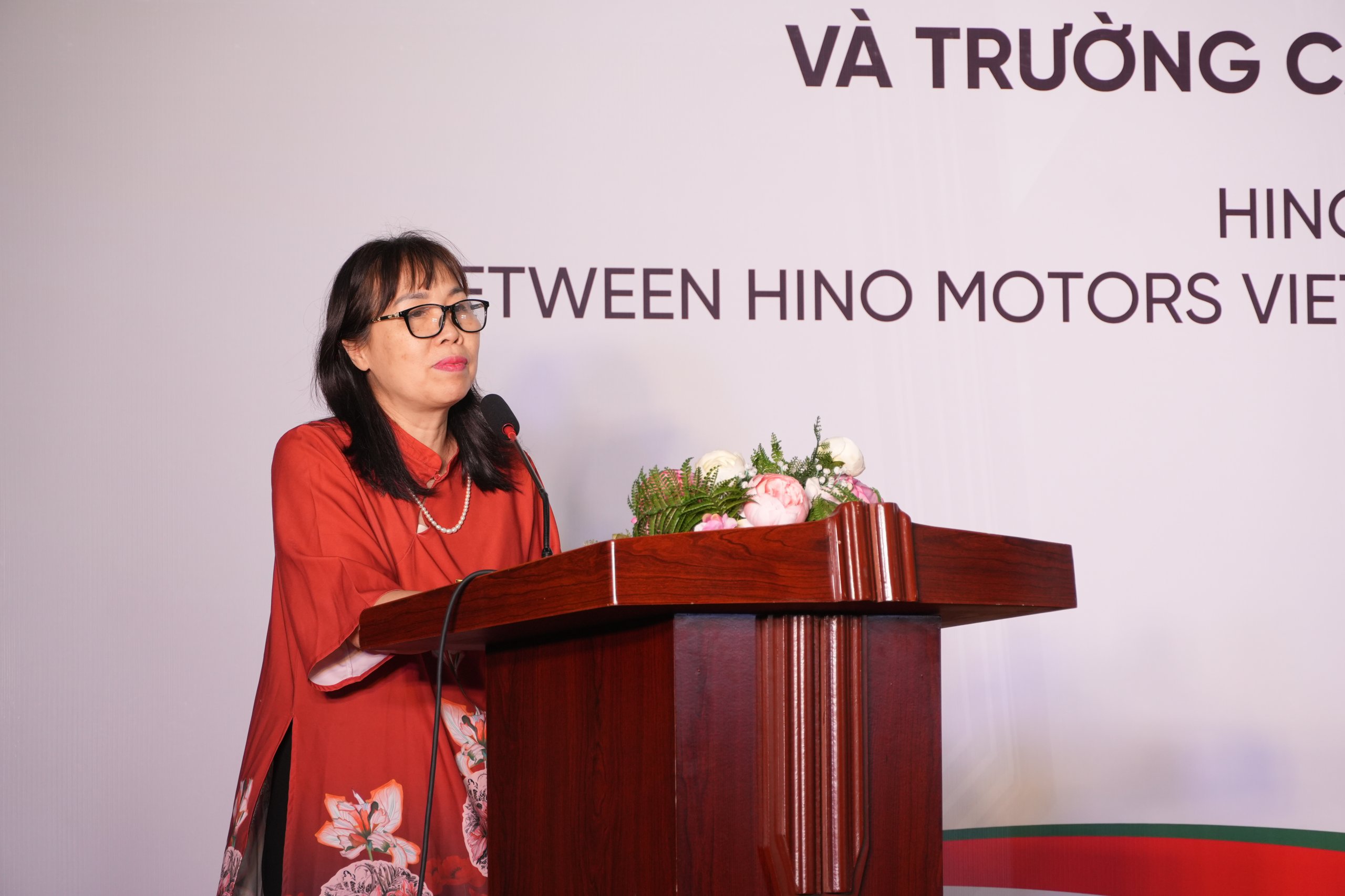 Tiến sĩ Lê Kim Dung – Hiệu trưởng Trường CTECH gửi lời tri ân đến Hino Motors Việt Nam