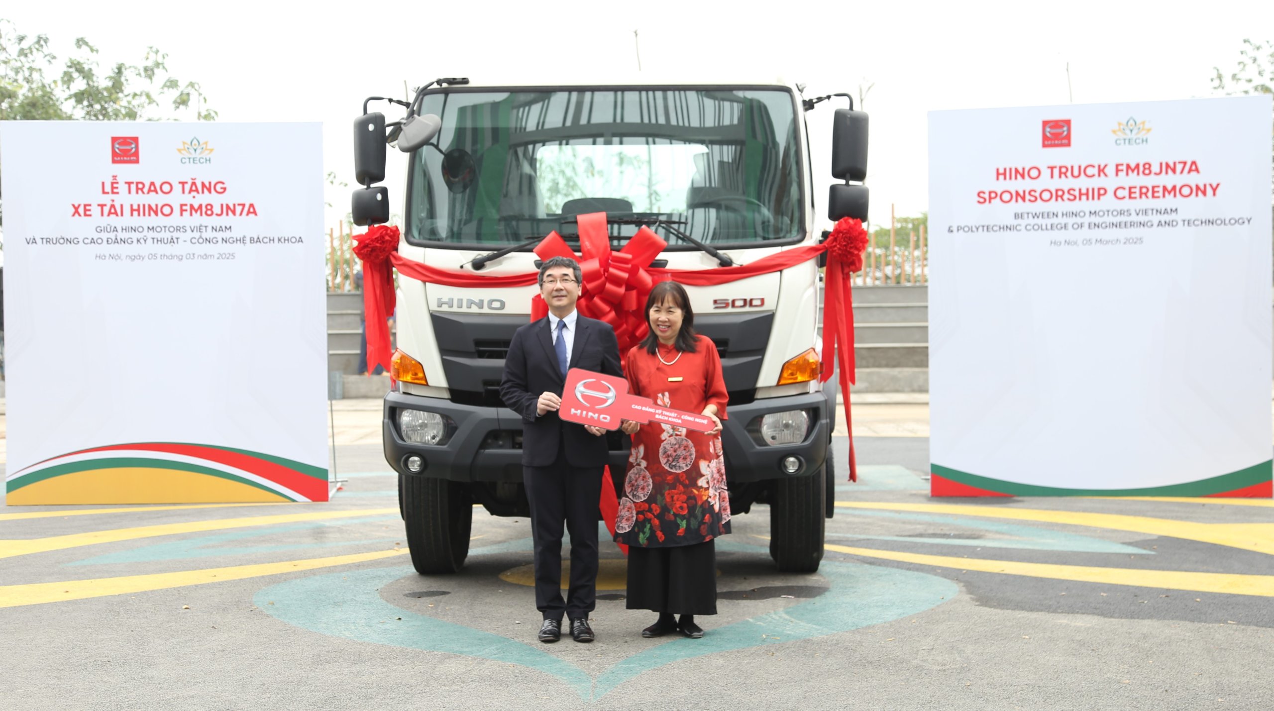 Hino Motors Việt Nam trao tặng chìa khóa xe cho Trường CTECH