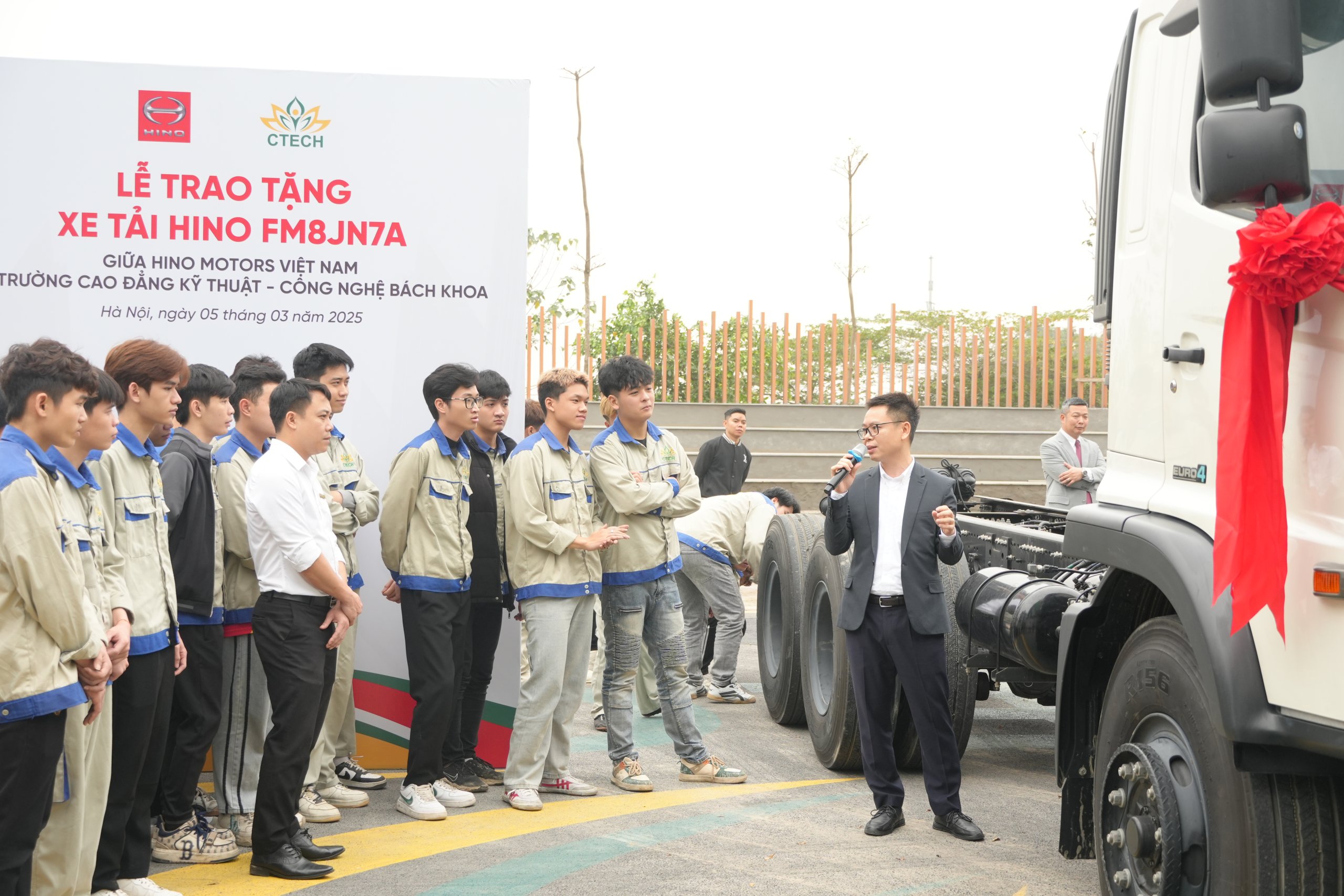 Ông Lê Quang Lâm - Phó Tổng trưởng phòng - Bộ phận Marketing & Hỗ trợ tổng thể Hino Motors Việt Nam chia sẻ về xe tải Hino FM8JN7A