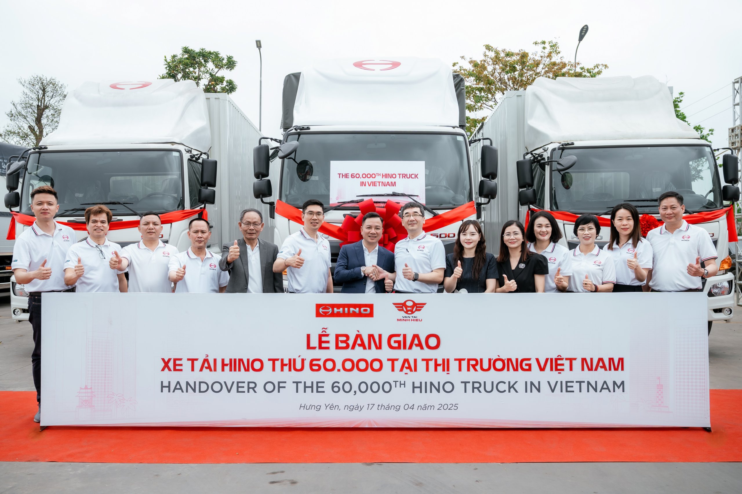 Đại diện Hino Motors Vietnam, Vận tải Minh Hiếu và đại diện các đại lý chính hãng của Hino chụp ảnh tại khu vực bàn giao xe