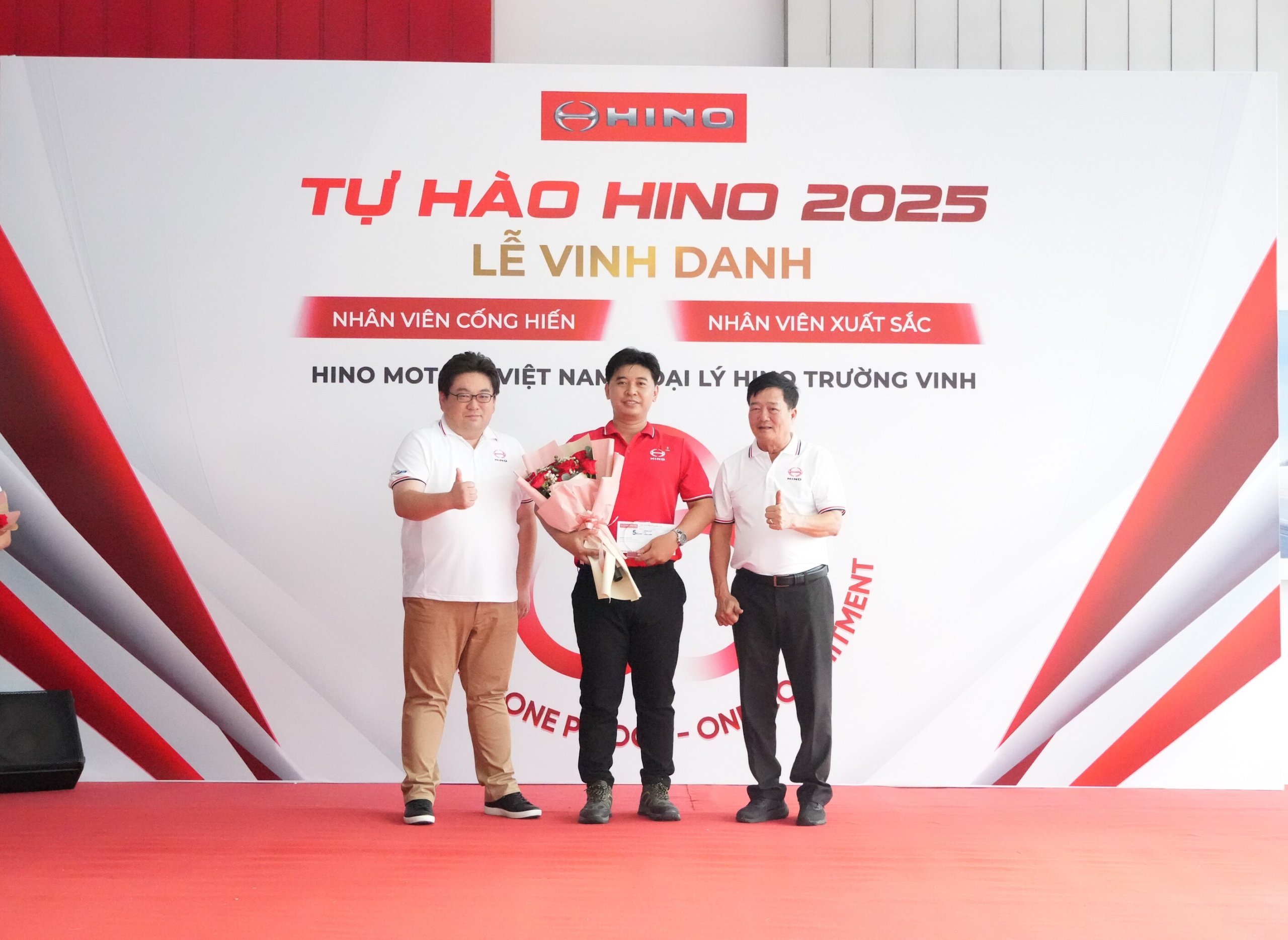 Anh Nguyễn Hoàng Thanh – đại lý Hino Trường Vinh (áo đỏ)