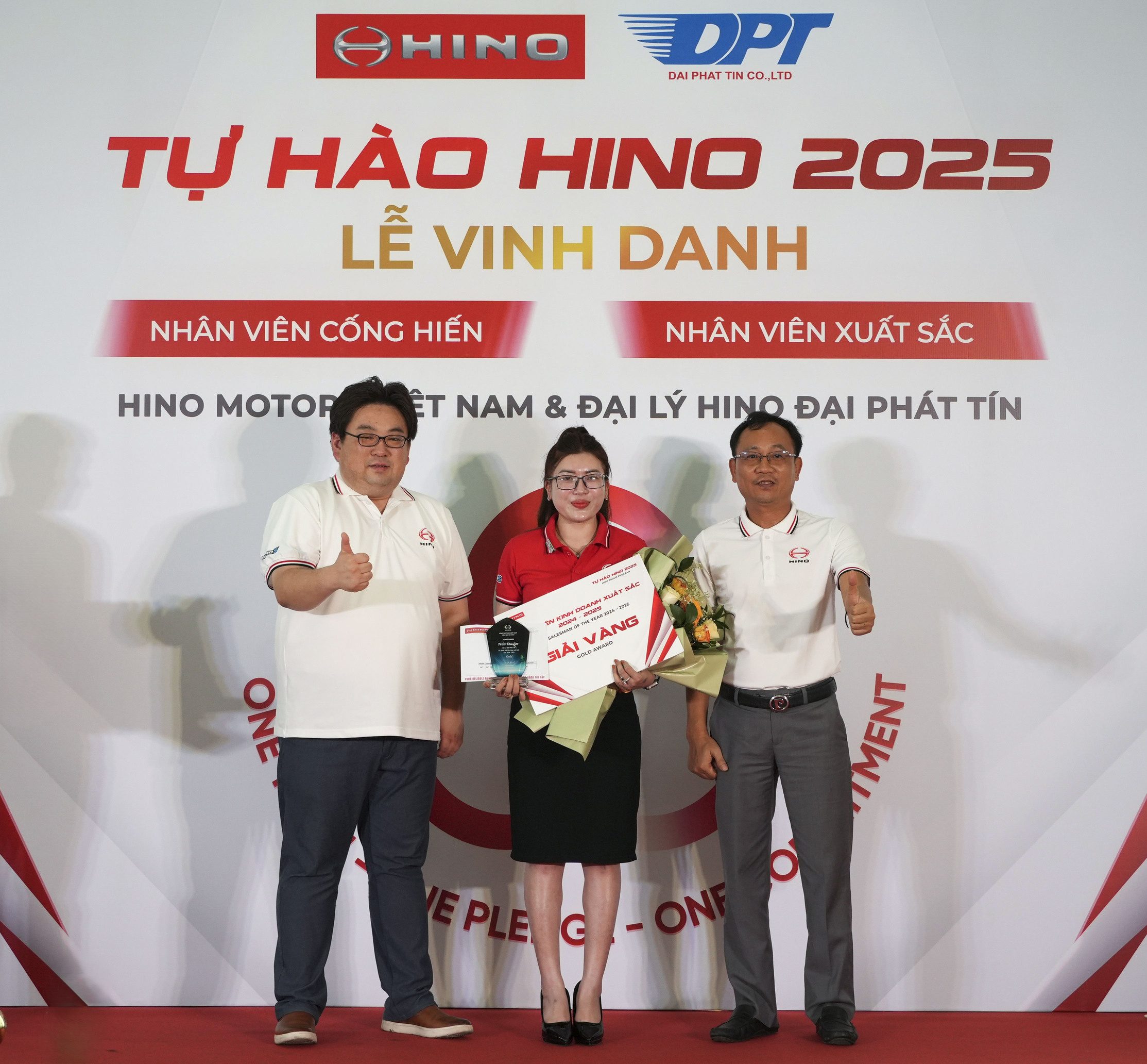 Chị Trần Thu Em – đại lý Hino Đại Phát Tín (áo đỏ)