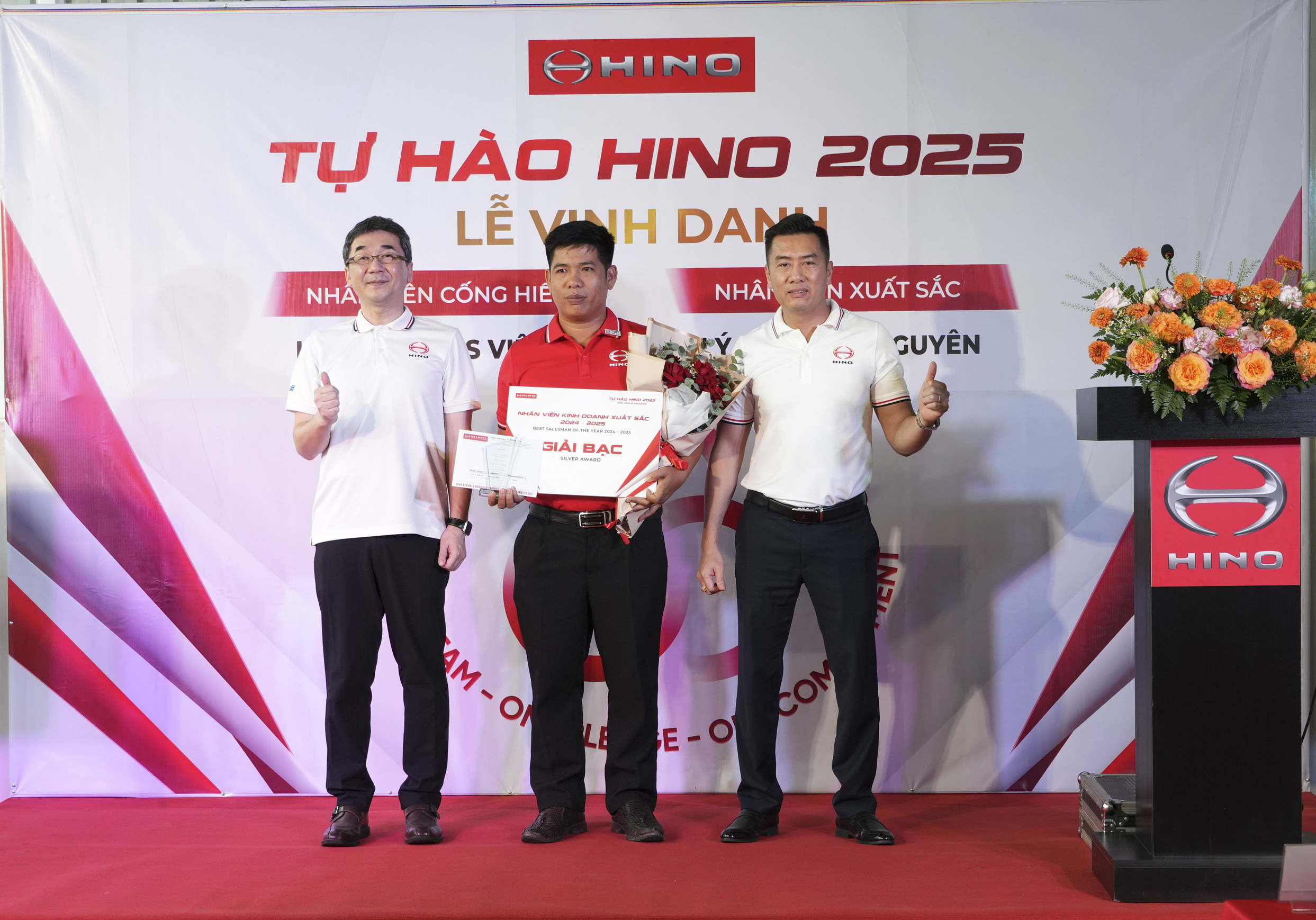 Anh Trần Văn Nhơn - đại lý Hino Tây Nguyên (áo đỏ)