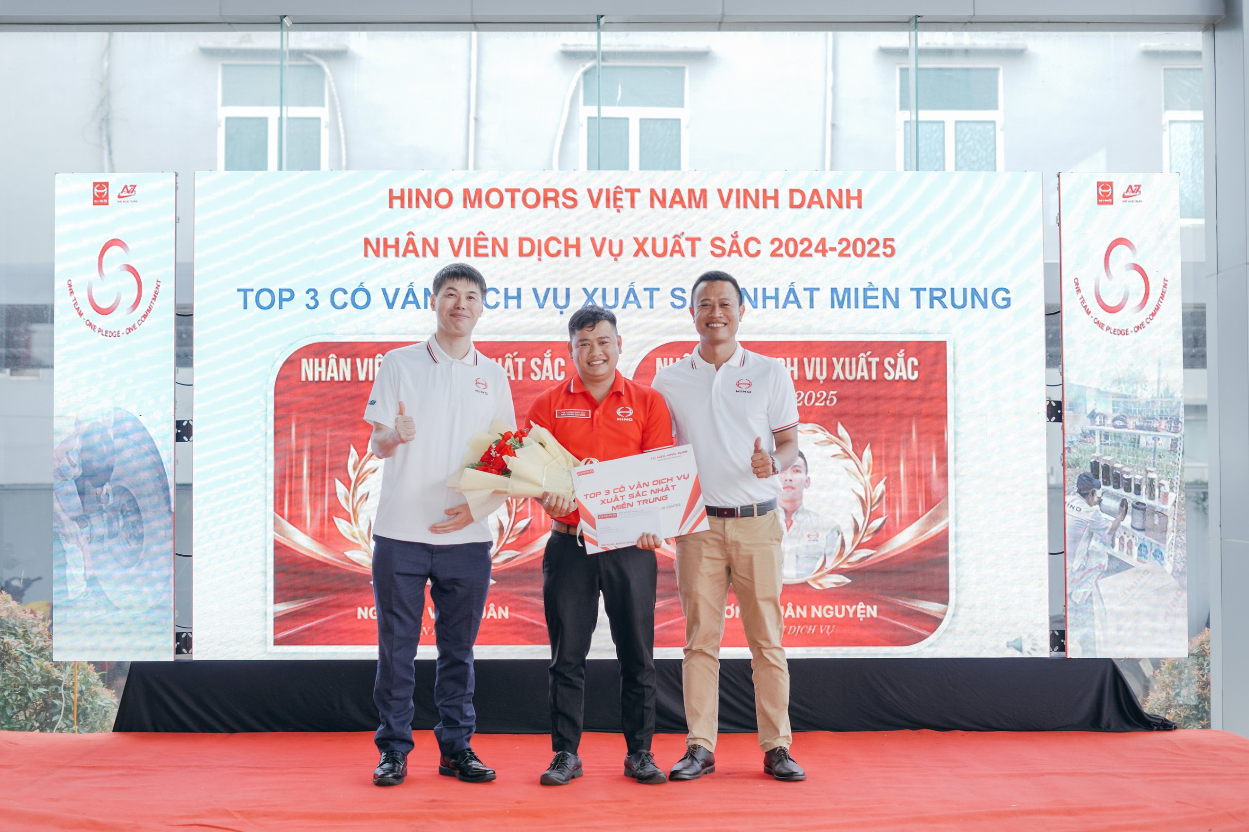 Anh Nguyễn Văn Xuân – đại lý Hino Ngọc Thành (áo đỏ)