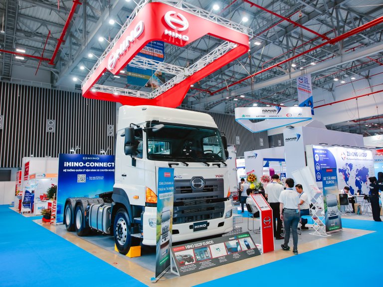 HINO MOTORS VIỆT NAM GHI DẤU ẤN “DẪN ĐẦU XU HƯỚNG VẬN TẢI XANH” TẠI VILOG 2025