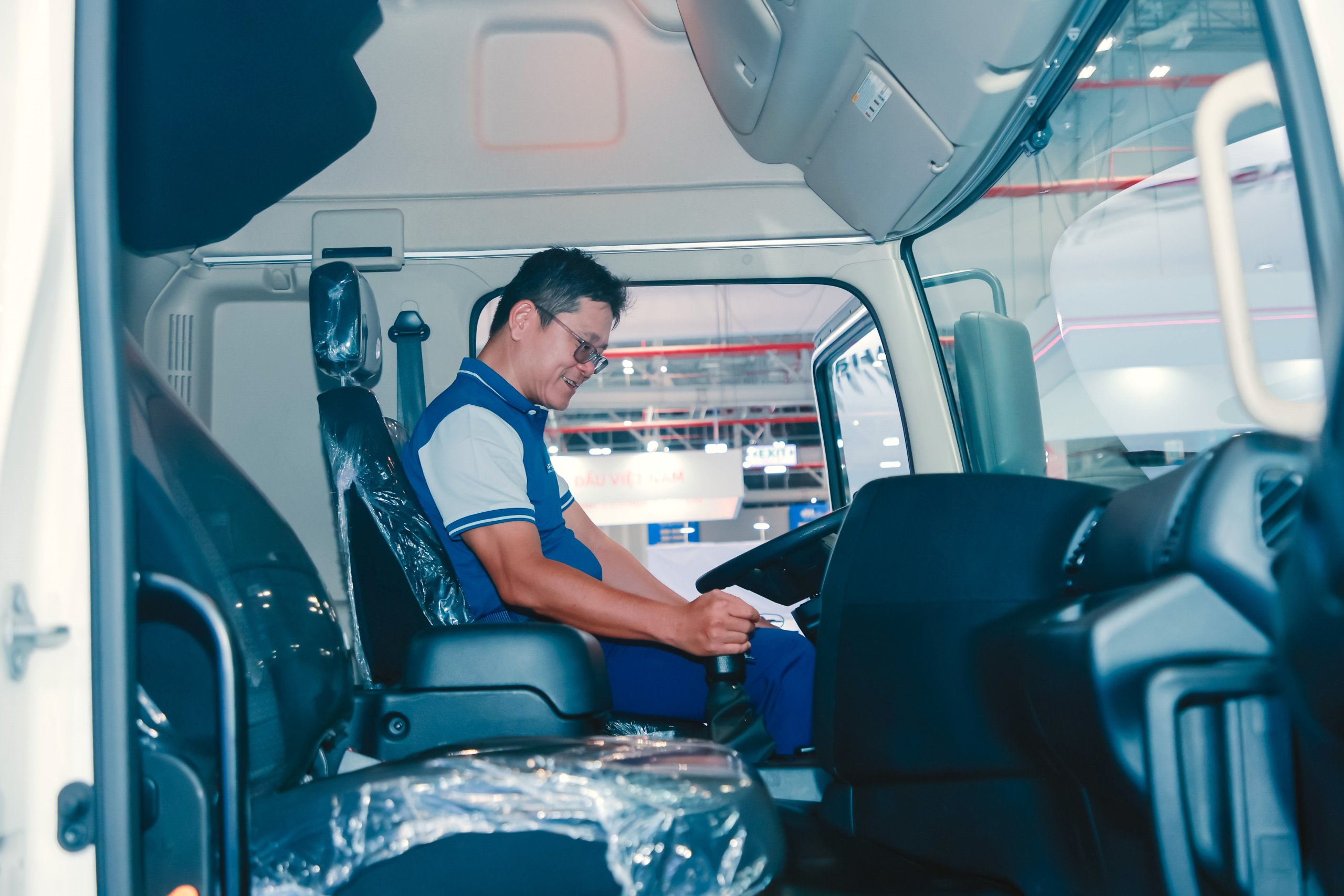 Khách hàng trải nghiệm Xe đầu kéo Hino SS2P Euro5