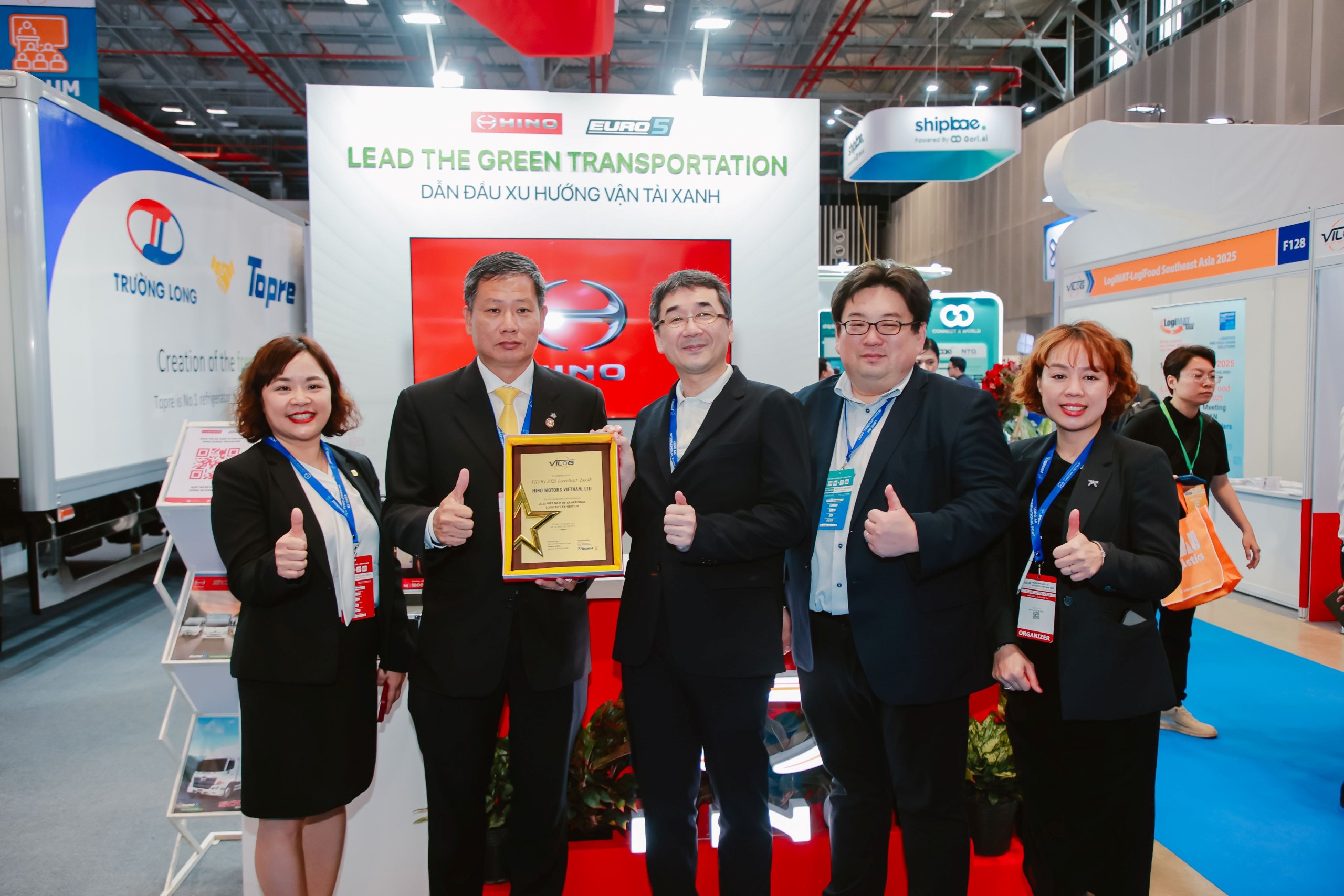 VILOG 2025 organizers presented the “Excellent Booth” certificate to Mr. Yoshio Osaka – General Director of Hino Motors Vietnam (center).
