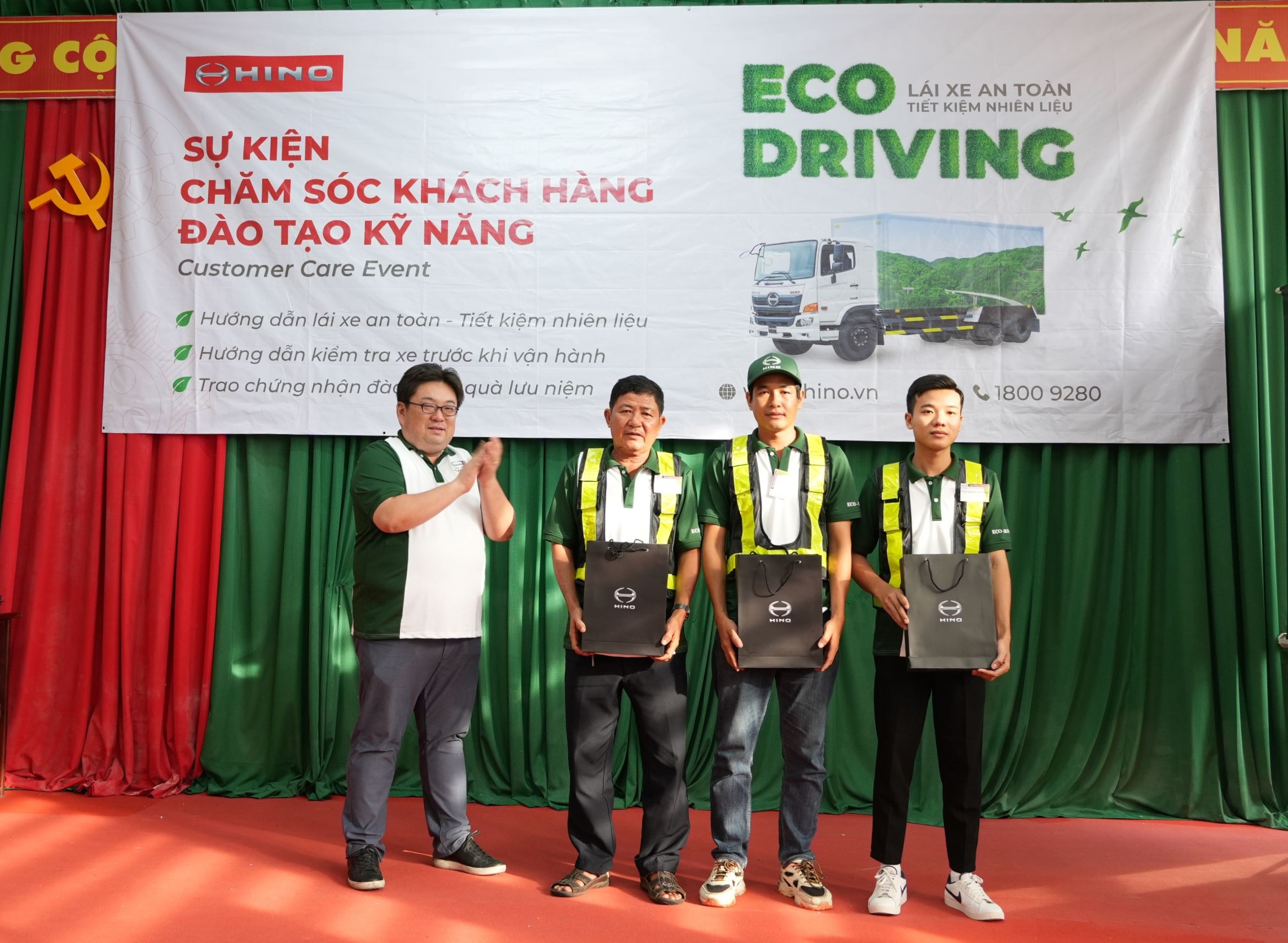 Ông Tomohiro Imaizumi – Đại diện Hino Motors Việt Nam – trao tặng phần quà cho Top 3 tài xế lái xe tiết kiệm nhiên liệu nhất trên dòng xe Hino Series 300 ngày 22/08