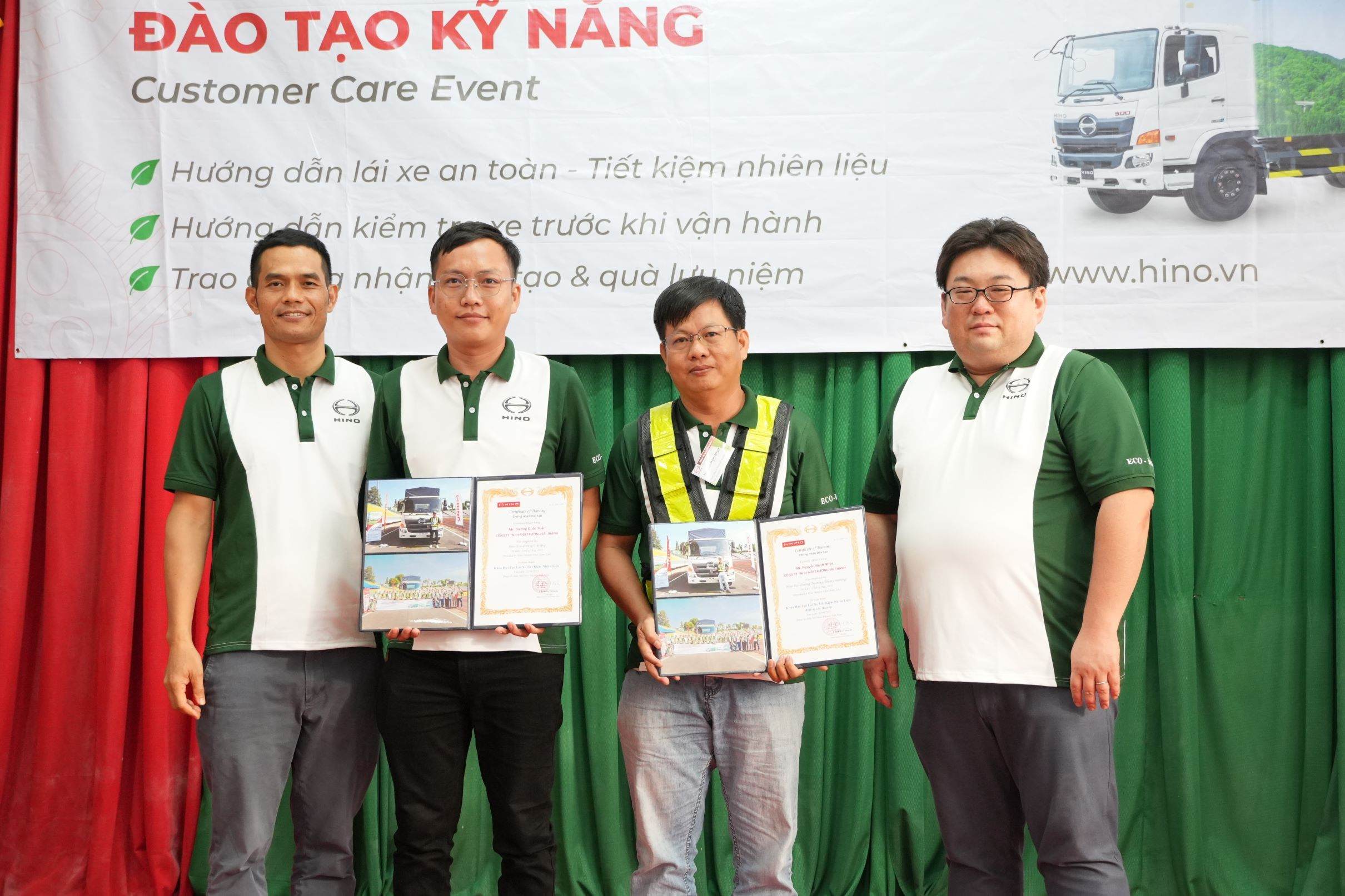 Mr. Tomohiro Imaizumi and Mr. Do Van Quynh – representatives of  Hino Motors Vietnam
presents certificates to the drivers participating in the event.