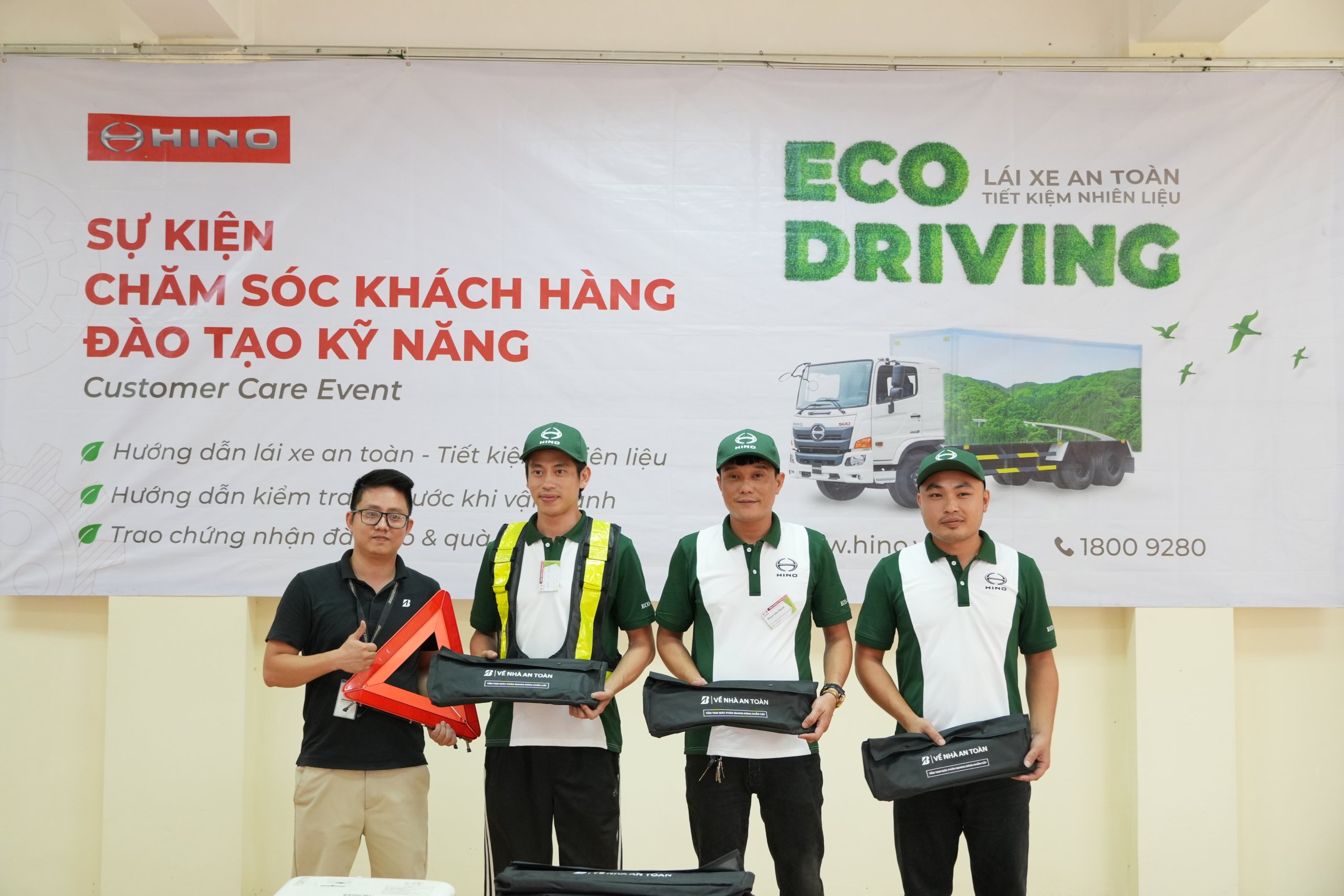 Representative of Bridgestone Vietnam, presents gifts to the drivers with the best fuel efficiency ratings.
