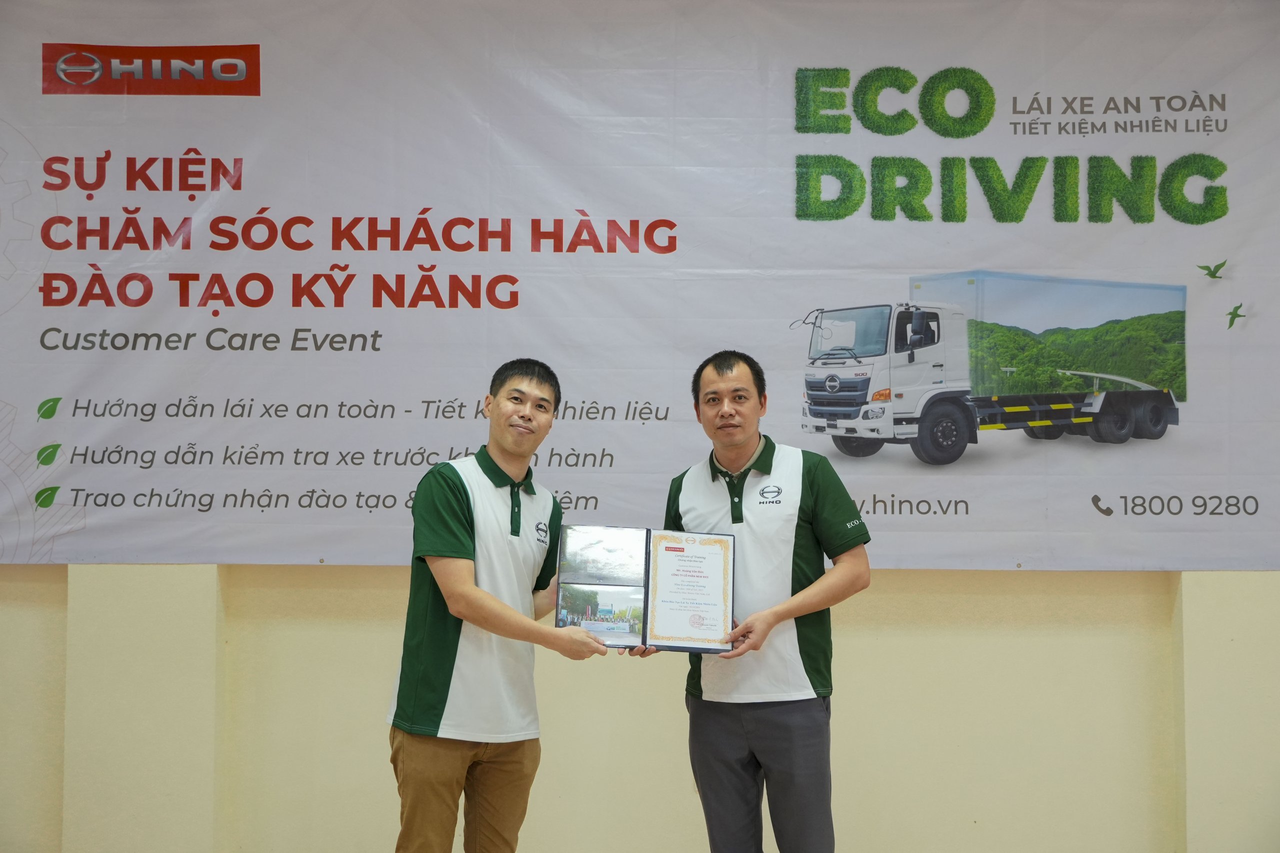 Mr. Chimato Tatsuda - representatives of Hino Motors Vietnam presents certificates to the drivers participating in the event.