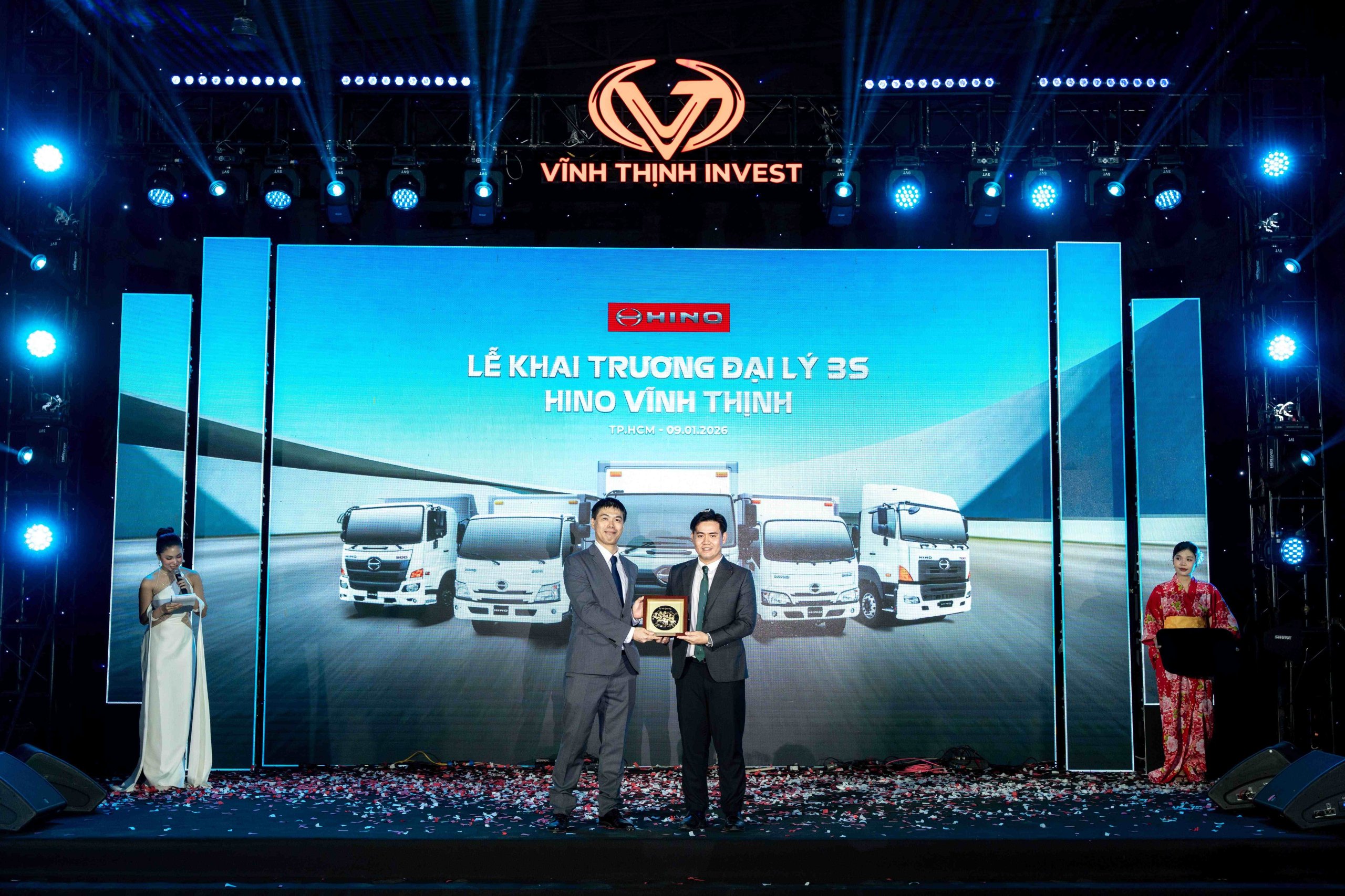 Ông Chimato Tatsuda (bên trái) - đại diện Hino Motors Việt Nam trao quà chúc mừng khai trương cho Ông Đồng Thế Mẫn (bên phải) - đại diện Đại lý Hino 3S Vĩnh Thịnh