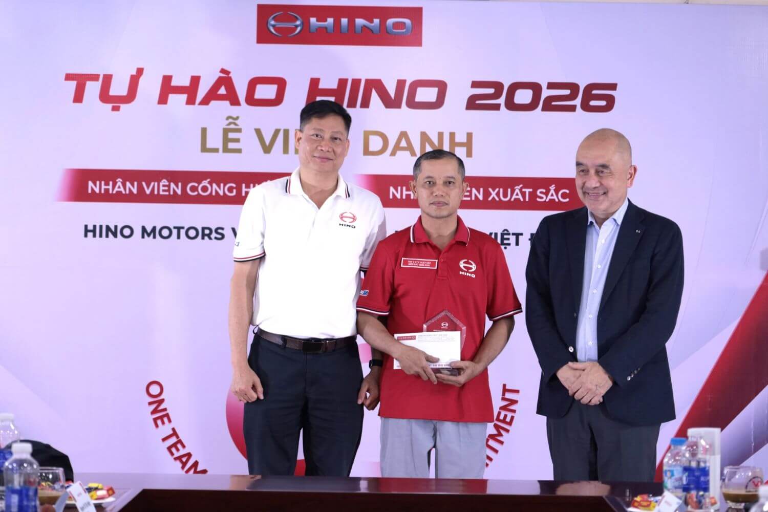 Ông Nozomu Harada – Giám đốc khối hỗ trợ tổng thể (CTSO) Hino Motors Nhật Bản (HML) trao giải tại đại lý Việt Đăng chi nhánh Sóc Sơn.