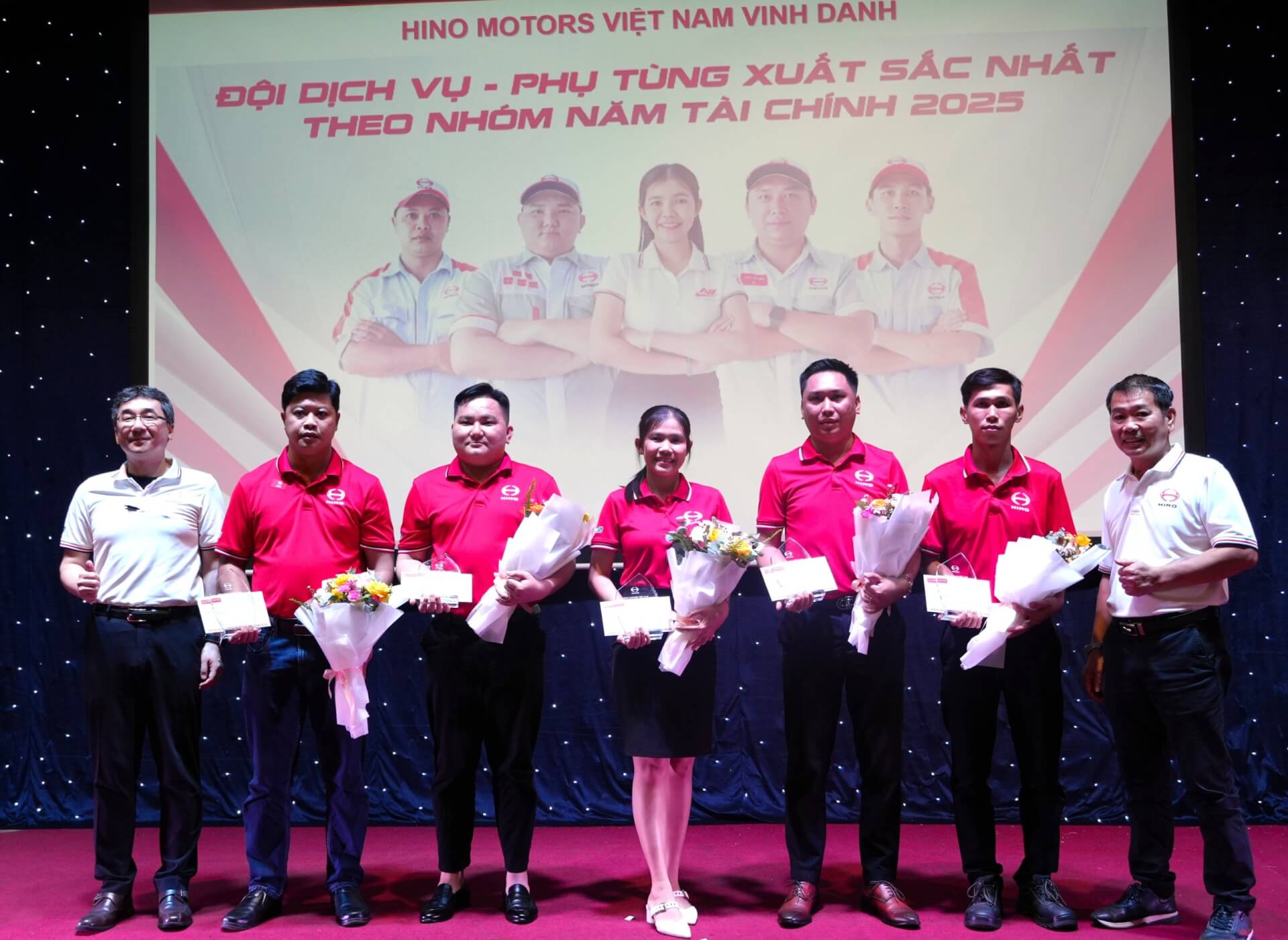 Anh Nguyễn Bảo Tâm (áo đỏ đầu tiên bên phía tay trái) - đại lý Hino Ngọc Thành chi nhánh Bến Tre.