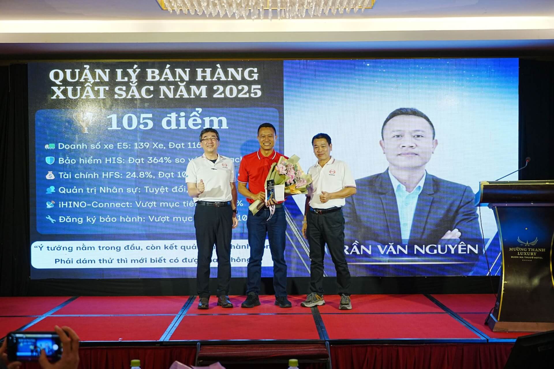 Anh Trần Văn Nguyên - đại lý Hino Ngọc Thành Chi nhánh Đắk Lắk nhận giải Quản lý Bán Hàng xuất sắc 2025.