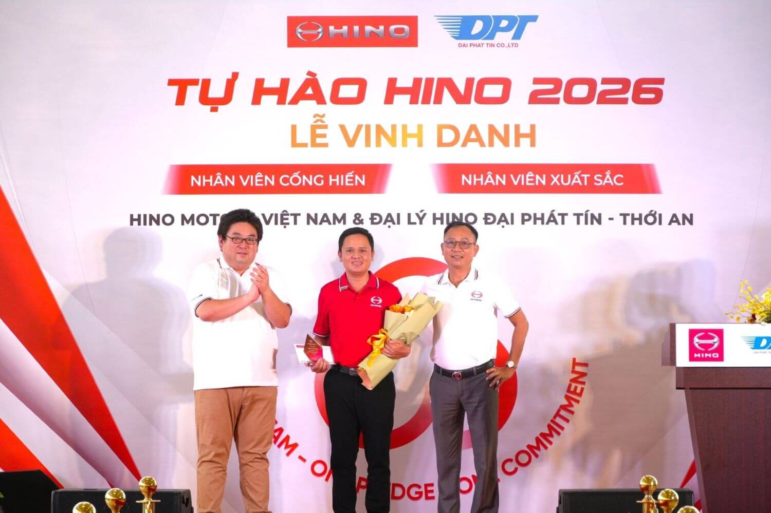 Anh Trần Văn Thảo - đại lý Hino Đại Phát Tín chi nhánh Thới An nhận giải nhân viên kinh doanh xuất sắc 2025-2026.