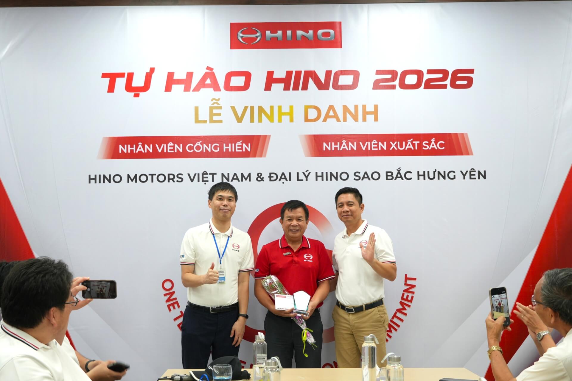 Anh Vũ Anh Đán - đại lý Hino Sao Bắc Hưng Yên nhận giải nhân viên kinh doanh xuất sắc 2025-2026.