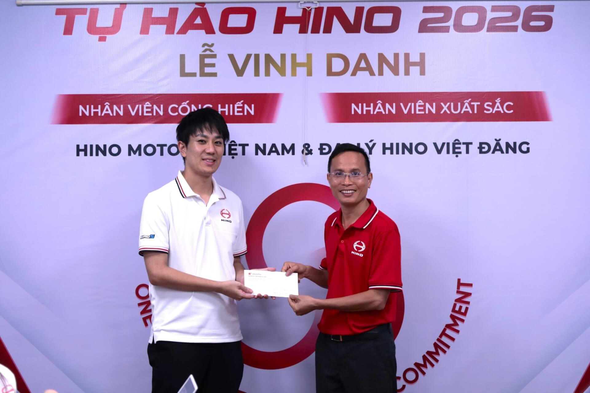 Anh Vũ Ngọc Minh – Giám đốc Dịch Vụ - đại diện phòng Dịch vụ - Phụ tùng đại lý Việt Đăng chi nhánh Thanh Trì nhận giải Đội Dịch vụ - Phụ tùng Tư vấn dầu xuất sắc năm tài chính 2025.