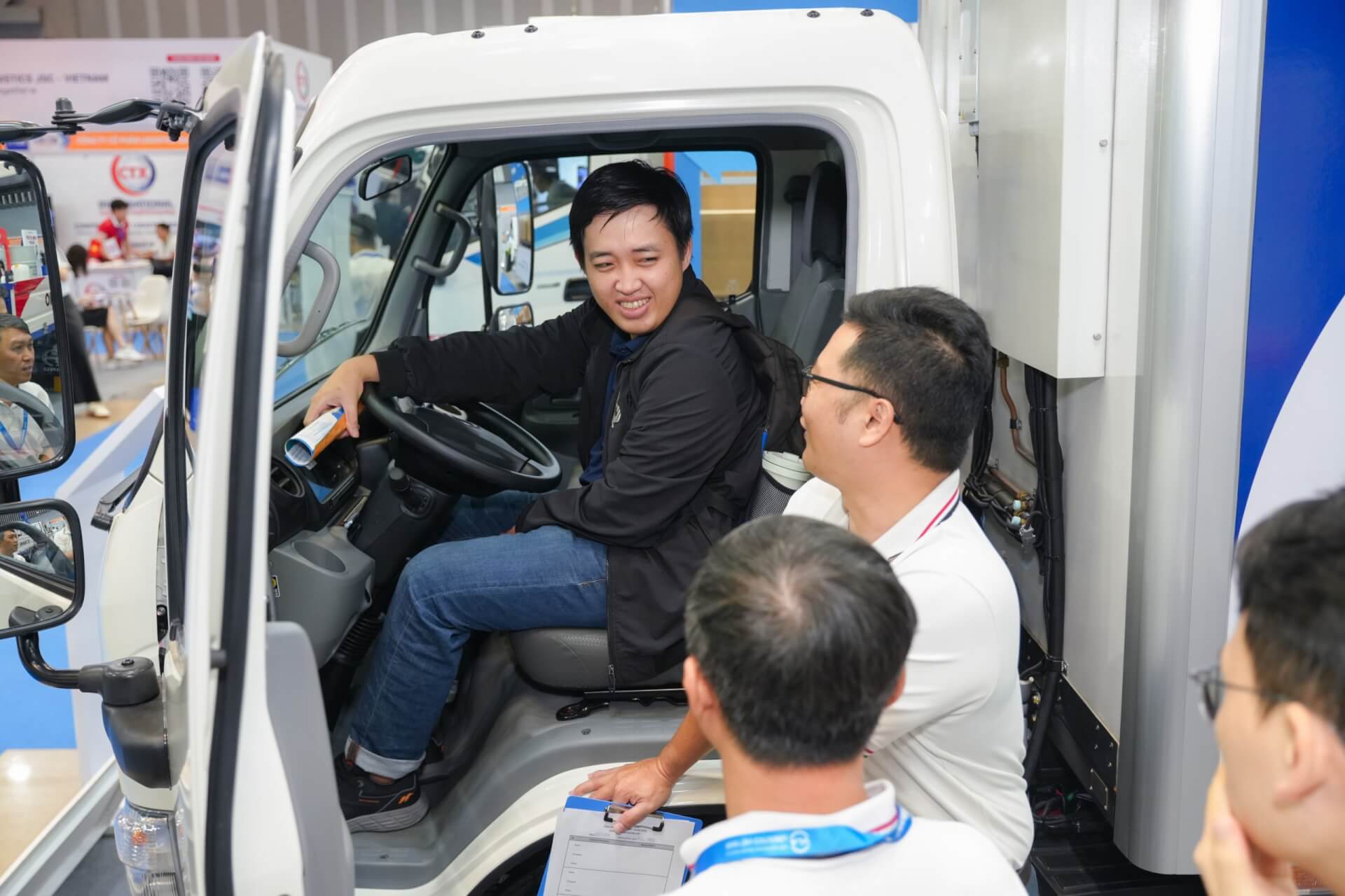 Khách hàng trải nghiệm các dòng xe tải nhẹ Hino Euro 5 và ứng dụng thùng chuyên dùng