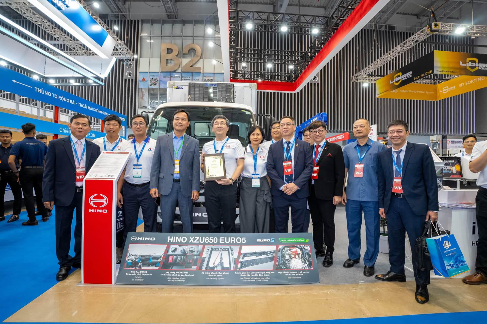 Ông Yoshio Osaka đại diện Hino Motors Việt Nam nhận chứng nhận Gian hàng xuất sắc tại sự kiện