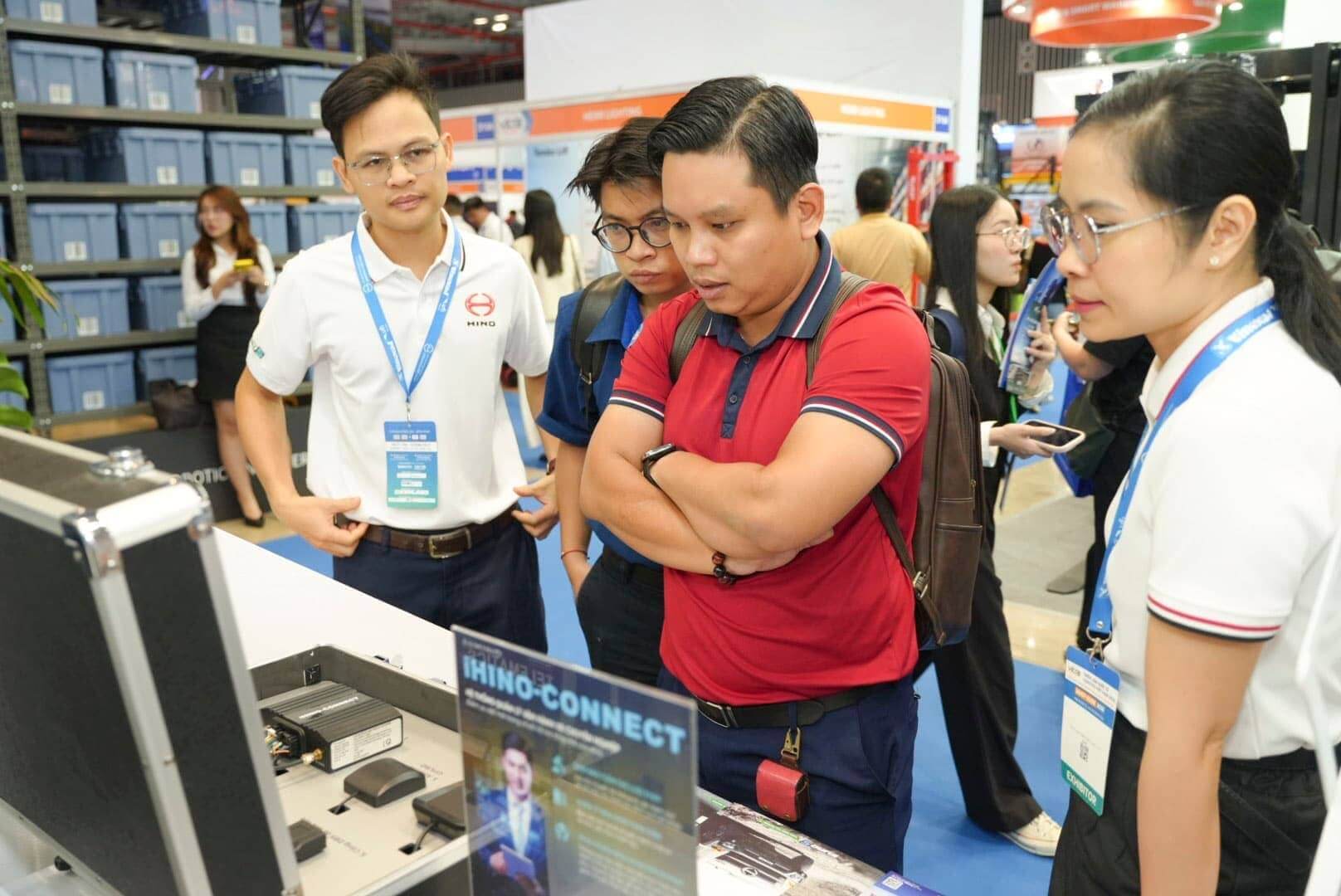 Đại diện Hino giới thiệu ứng dụng quản lý đội xe thông minh iHINO-CONNECT