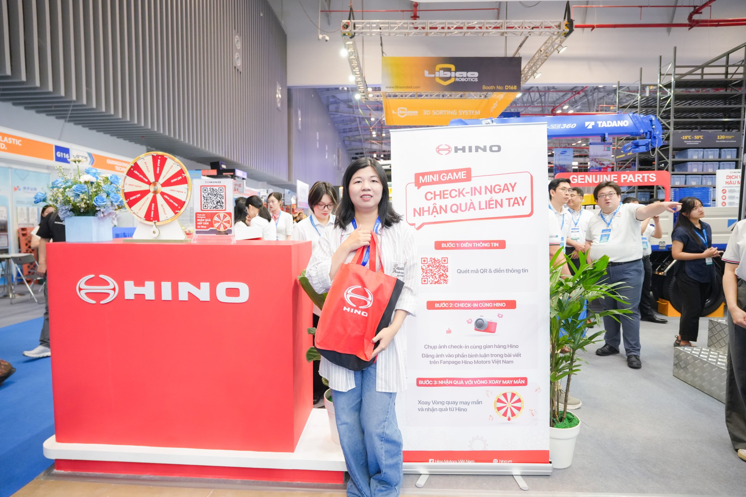 Khách tham quan hào hứng tham gia hoạt động tương tác và nhận quà từ Hino