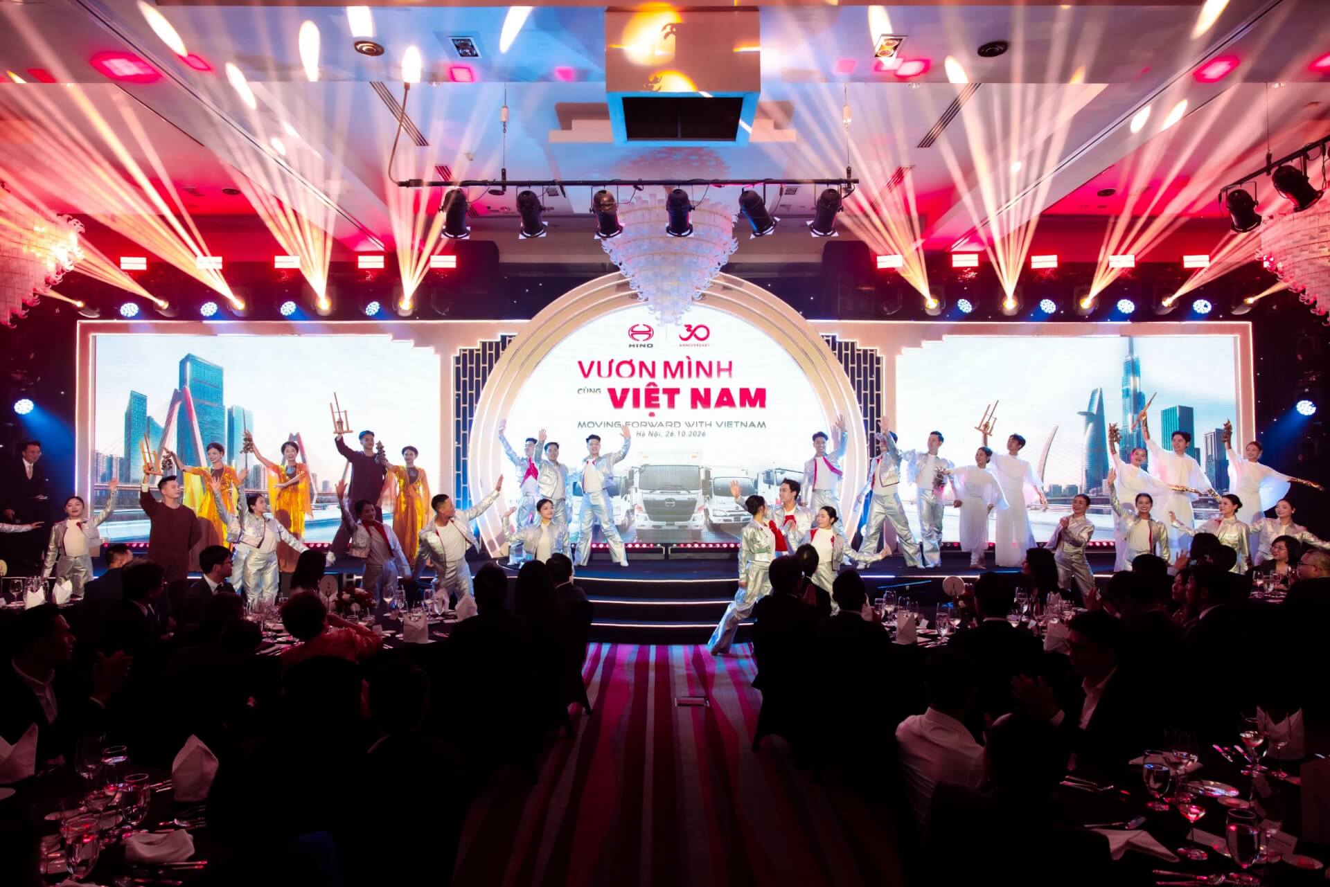 Tiết mục nghệ thuật tái hiện hành trình Hino 30 năm Vươn mình cùng Việt Nam